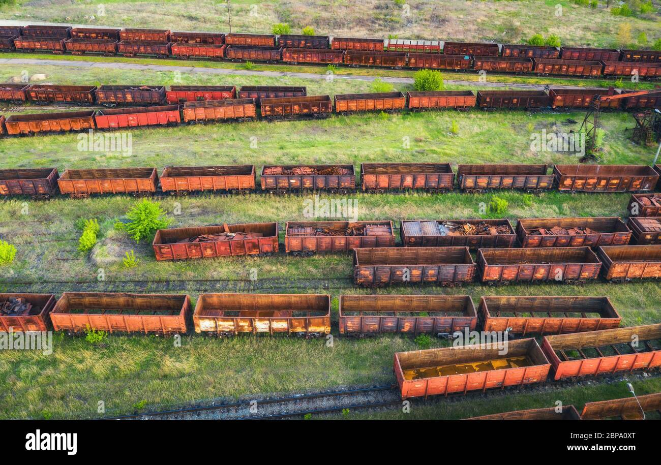 Vue aérienne des trains de marchandises. Vue de dessus des vieux wagons rouillés Banque D'Images