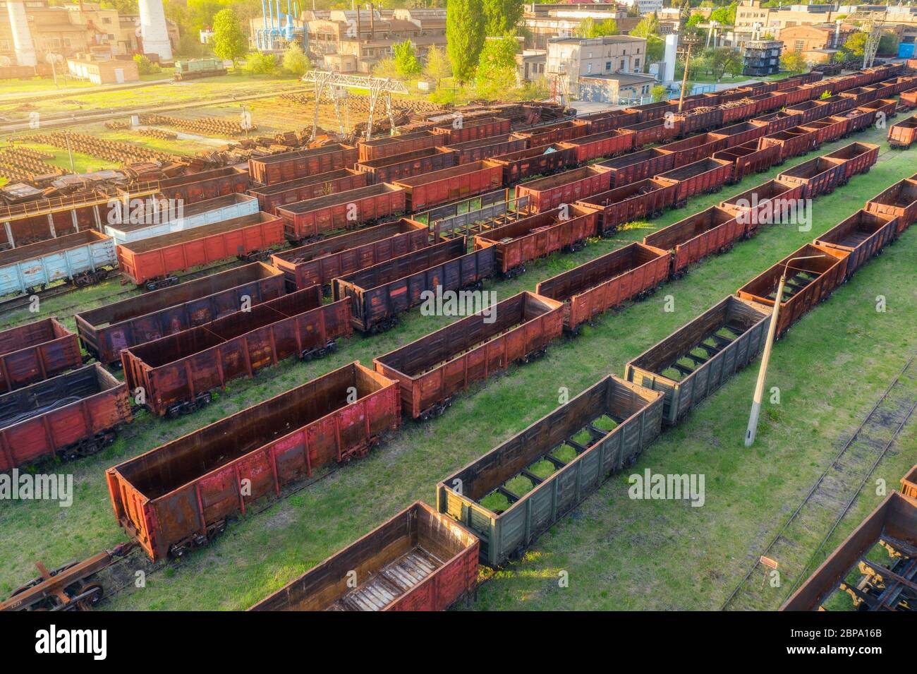 Vue aérienne des trains de marchandises. Vue de dessus des vieux wagons rouillés Banque D'Images