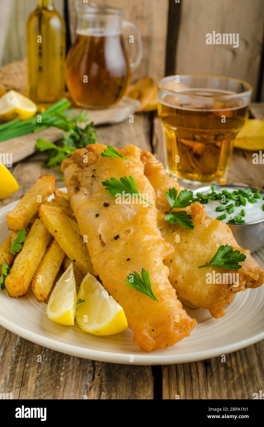 Fish and chips. Le poisson enveloppé dans de la pâte d'herbes, de la bière  et de la bière tchèque dip Photo Stock - Alamy