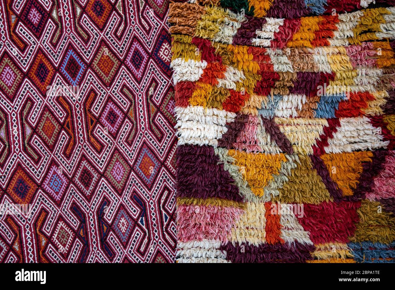 Fond turc de tapis ornementaux. Moquette moelleuse colorée avec motif losange et tapis rasé. Texture tissée. Tapis à motif ethnique. Traditio Banque D'Images