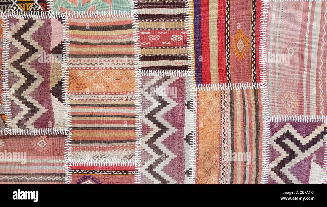 Motifs folk piqués par un fil blanc. Arrière-plan ethnique arabe de tapis. Toile de fond du bazar turc Banque D'Images