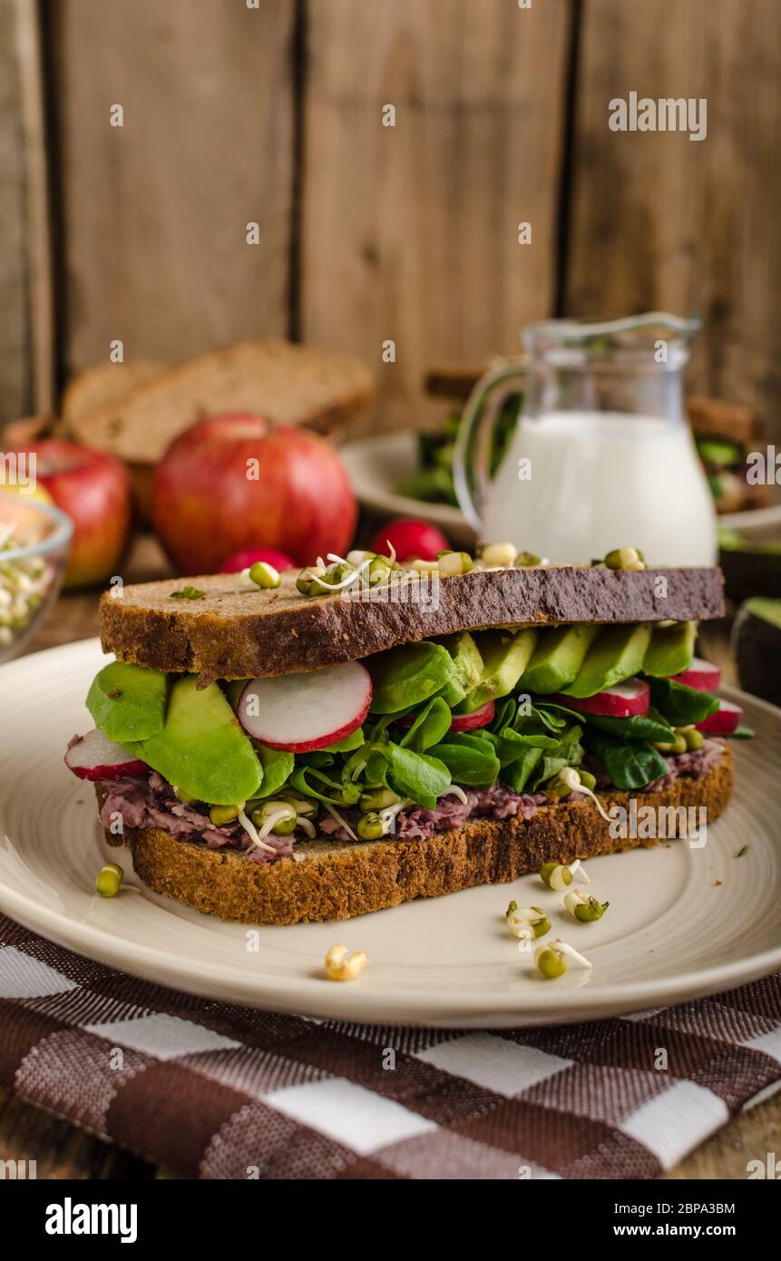 Chipotle-Avocado Sandwich d'été, Recette bio, manger sain clean Banque D'Images