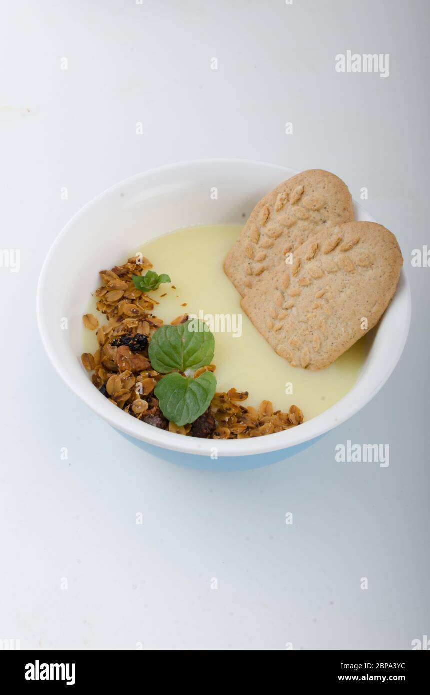 Pouding à la vanille avec du granola, simple 340dessert, la photographie culinaire, stock de nourriture Banque D'Images