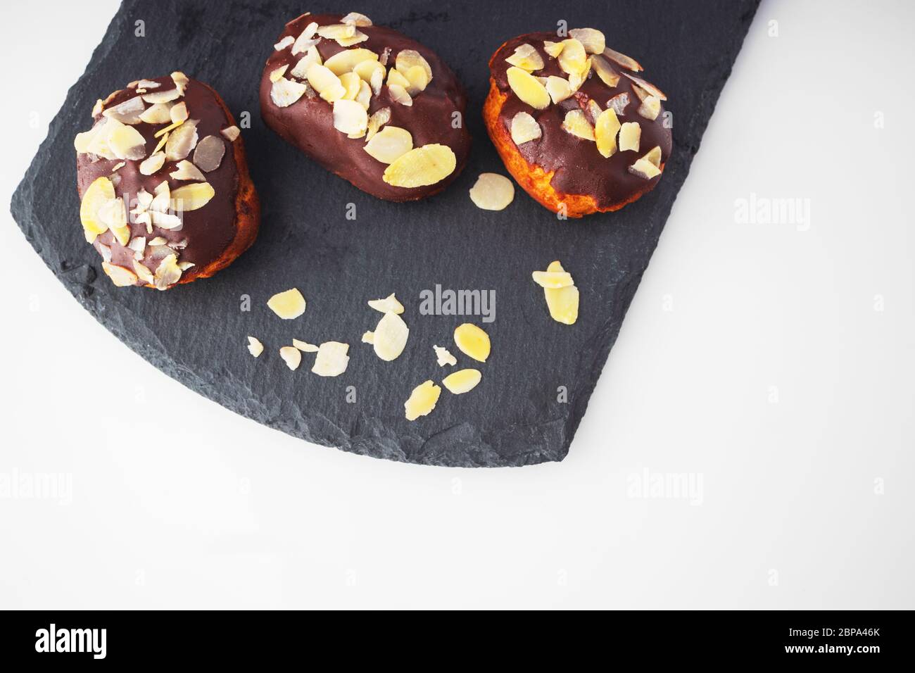 Ecleclairs français traditionnel au chocolat maison Banque D'Images