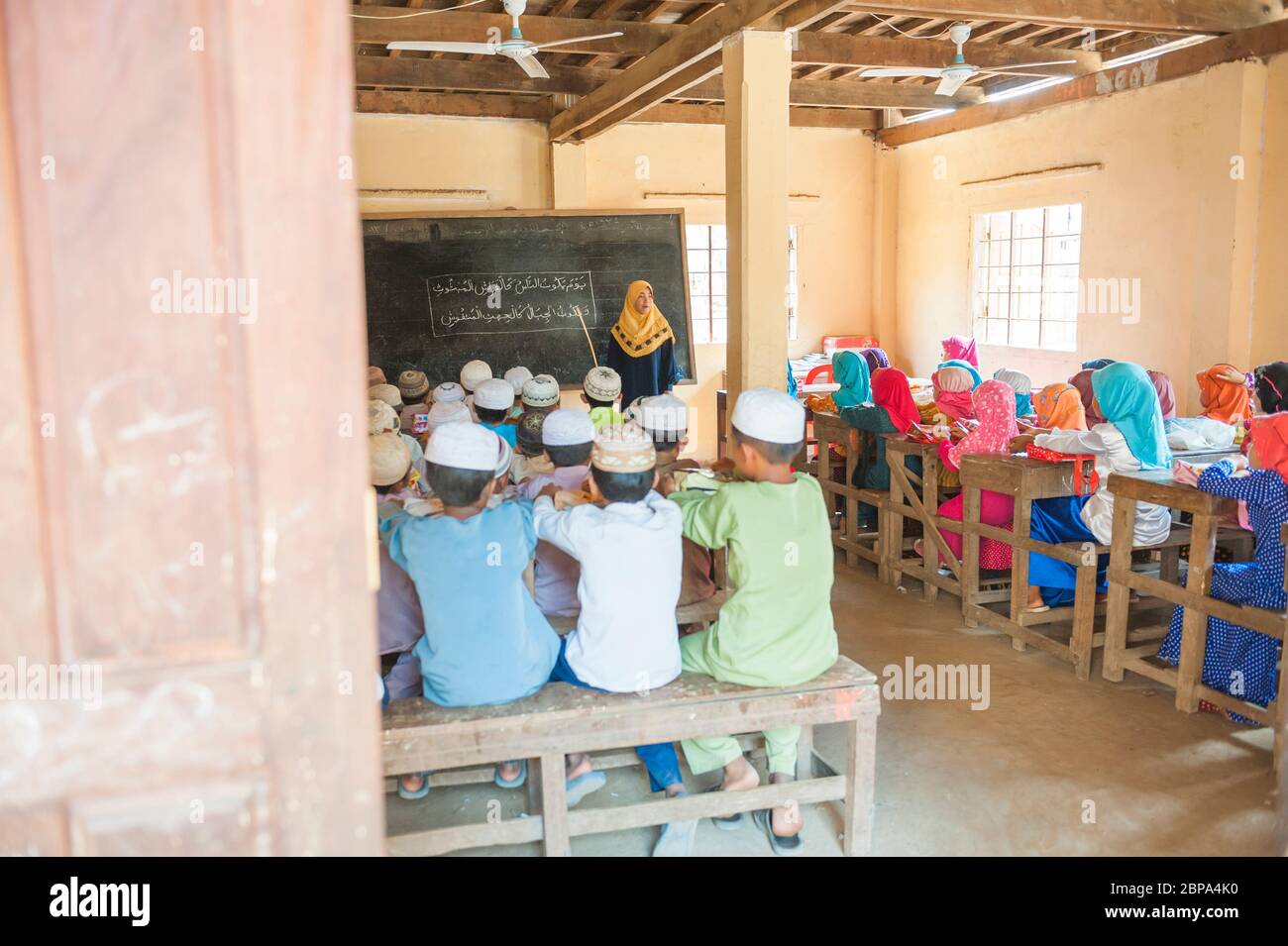 Les enfants musulmans apprennent dans un village rural de Cham en classe. Cambodge central, Asie du Sud-est Banque D'Images