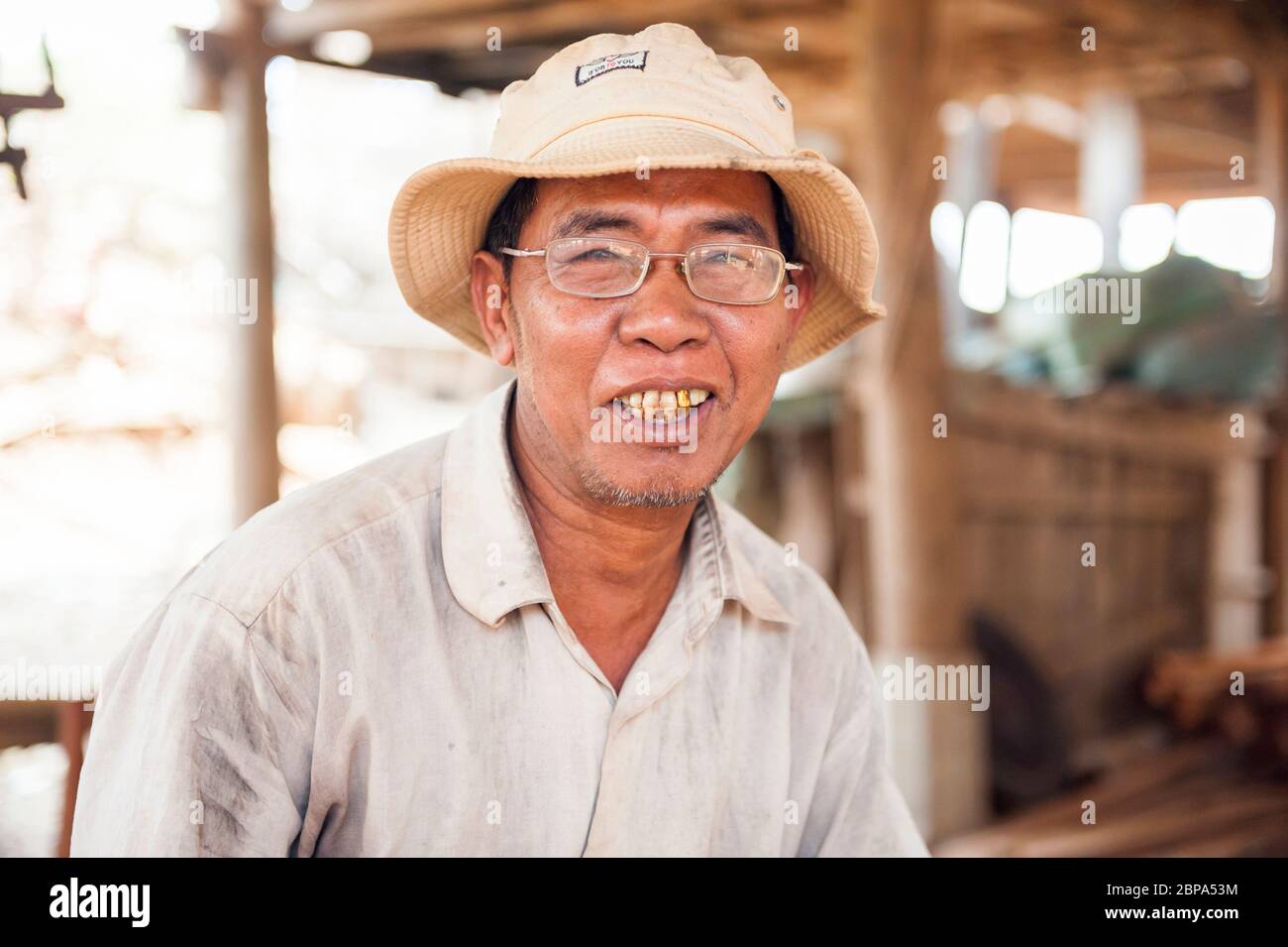 Un portrait d'un homme dans un village rural de Cham. Cambodge central, Asie du Sud-est Banque D'Images