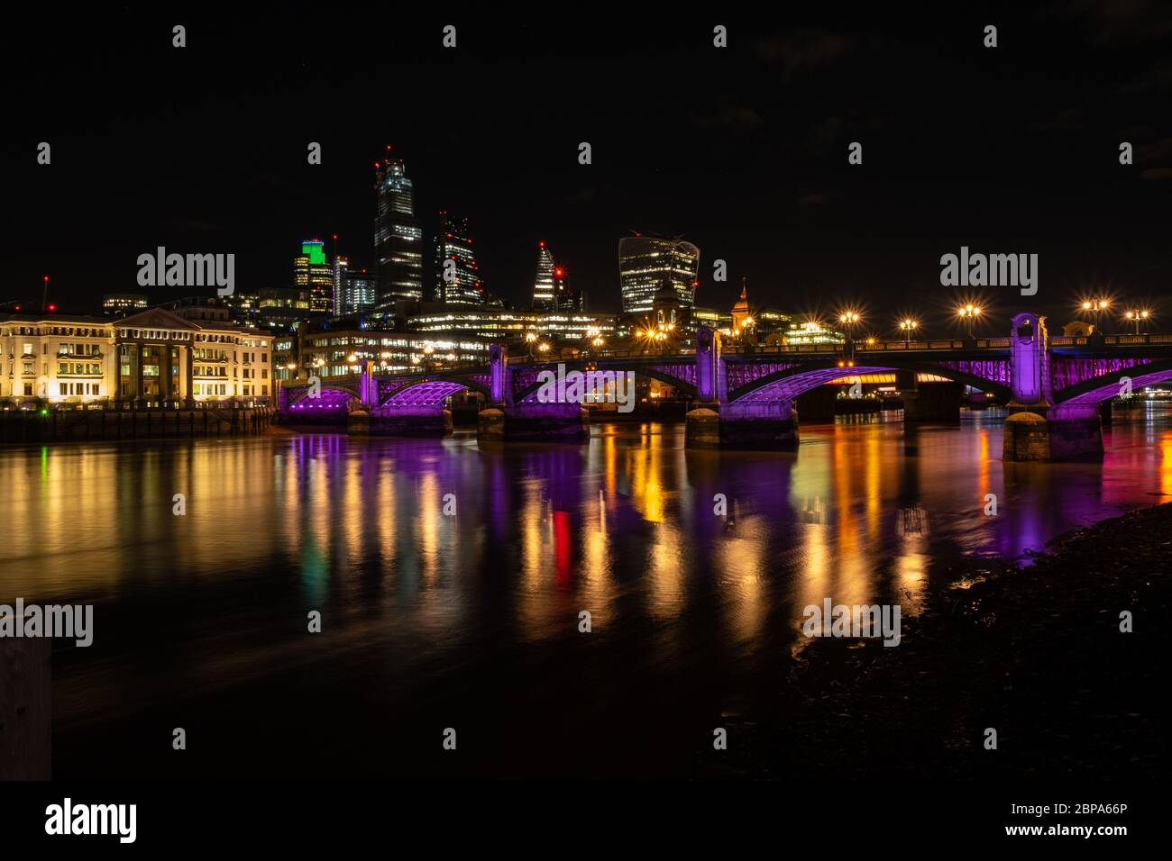 Southwark Bridge la nuit depuis la rive sud avec City of London dans le backgound. Projet de rivière éclairée Banque D'Images