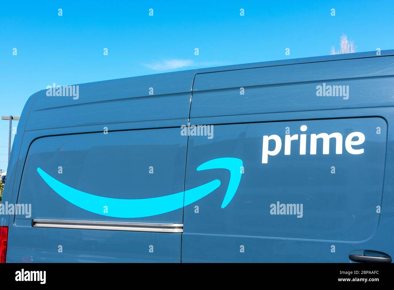 Gros plan. Logo Amazon Prime sur une minifourgonnette de marque Amazon.com. Amazon Prime est un service d'abonnement payant - San Jose, Californie, Etats-Unis - 2020 Banque D'Images