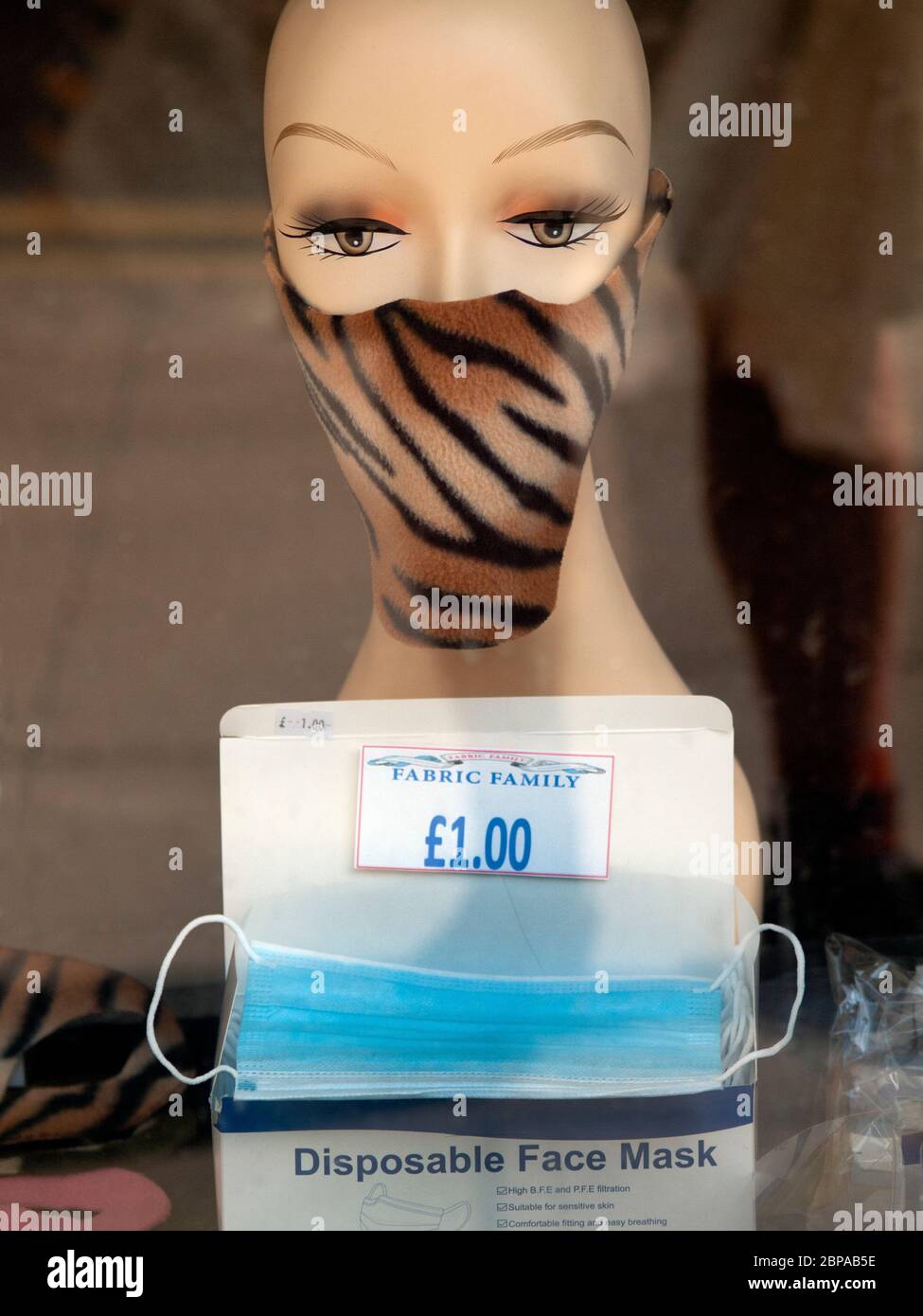 Masques à vendre dans une vitrine Brighton Banque D'Images