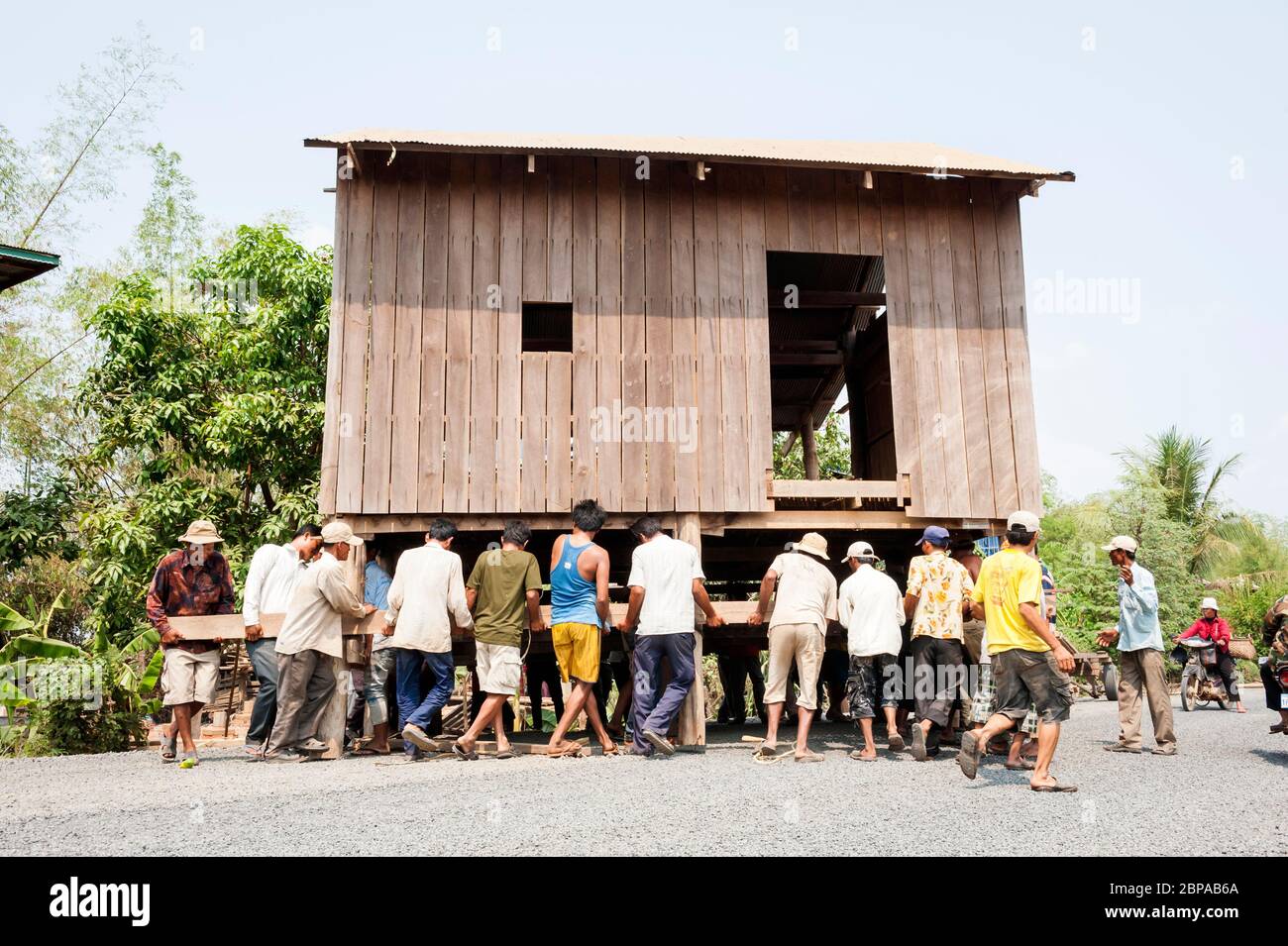 Hommes déménagent dans une maison, Cambodge central, Asie du Sud-est Banque D'Images
