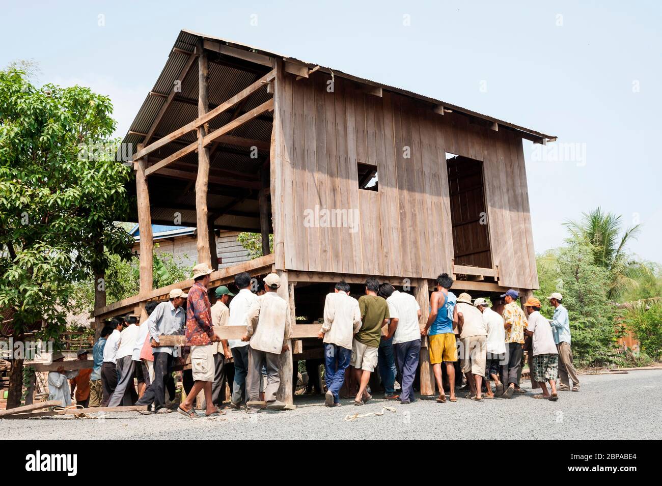 Hommes déménagent dans une maison, Cambodge central, Asie du Sud-est Banque D'Images