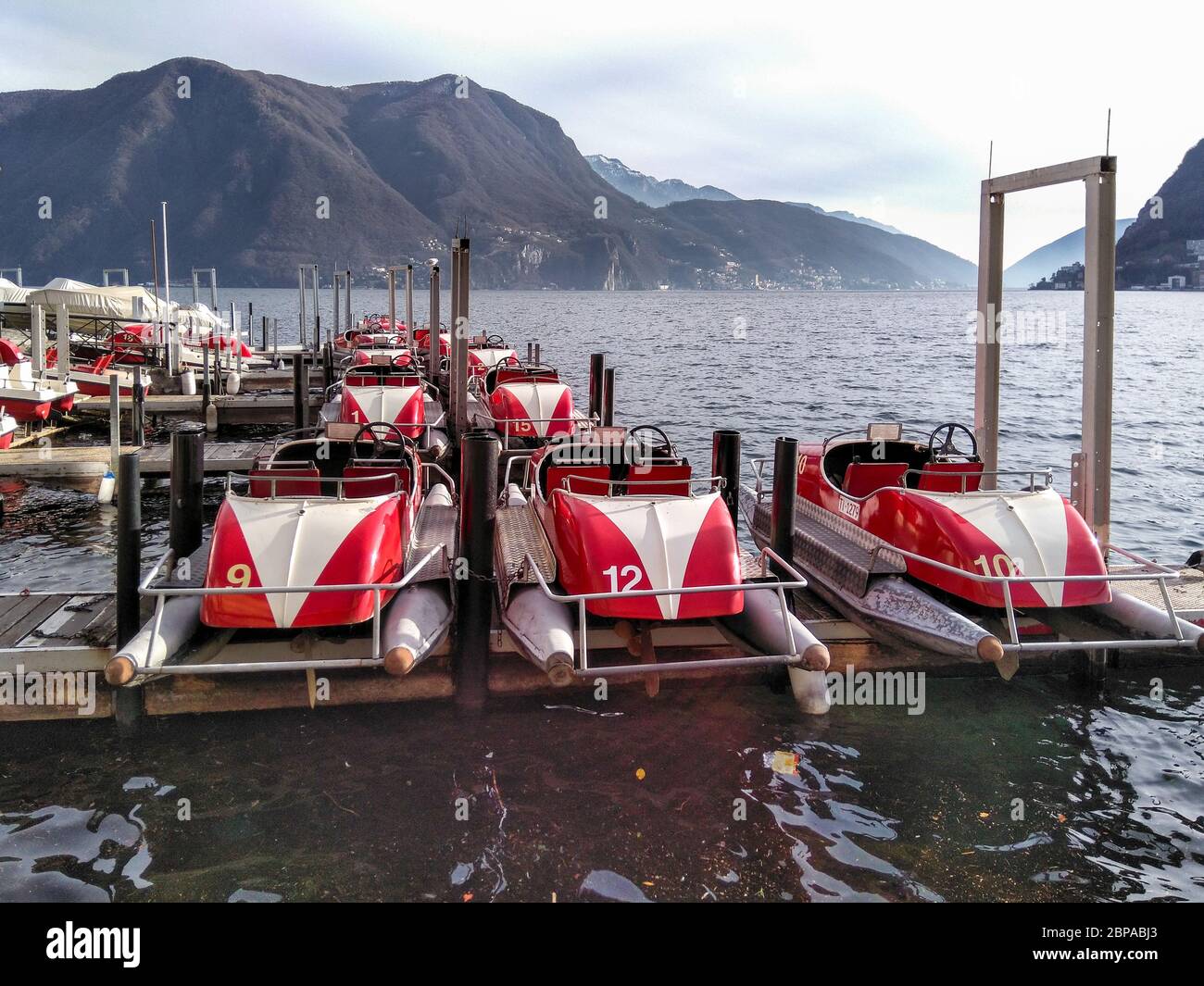 Lugano, Suisse - 2 février 2018 : pédalos inutilisés reposant sur la jetée Banque D'Images
