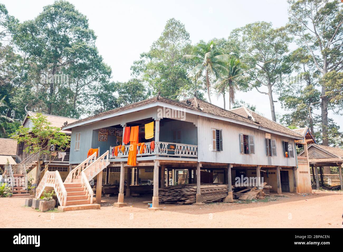 Monk robes suspendues à l'extérieur d'un bâtiment, province de Kampong Cham, Cambodge, Asie du Sud-est Banque D'Images