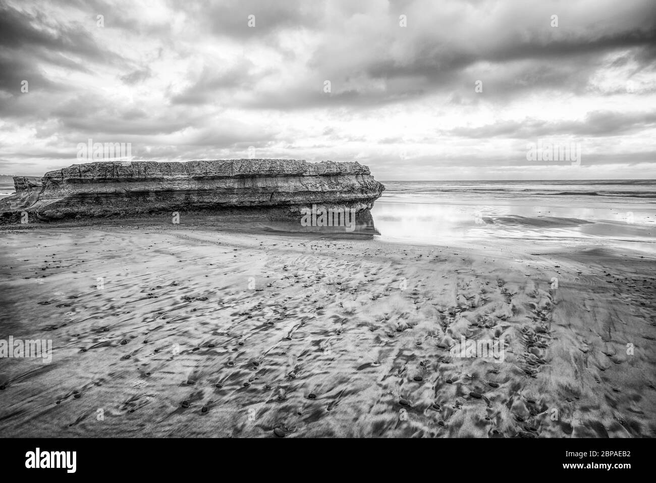 Torrey Pines State Beach, un matin d'été nuageux. La Jolla, Californie, États-Unis. C'est Flat Rock à l'extrémité sud de la plage. Banque D'Images