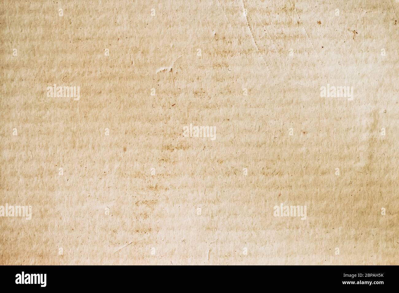 Texture du carton en bandes de chevratons avec diverses taches de saleté, taches, inclusions. Arrière-plan papier rugueux naturel Banque D'Images