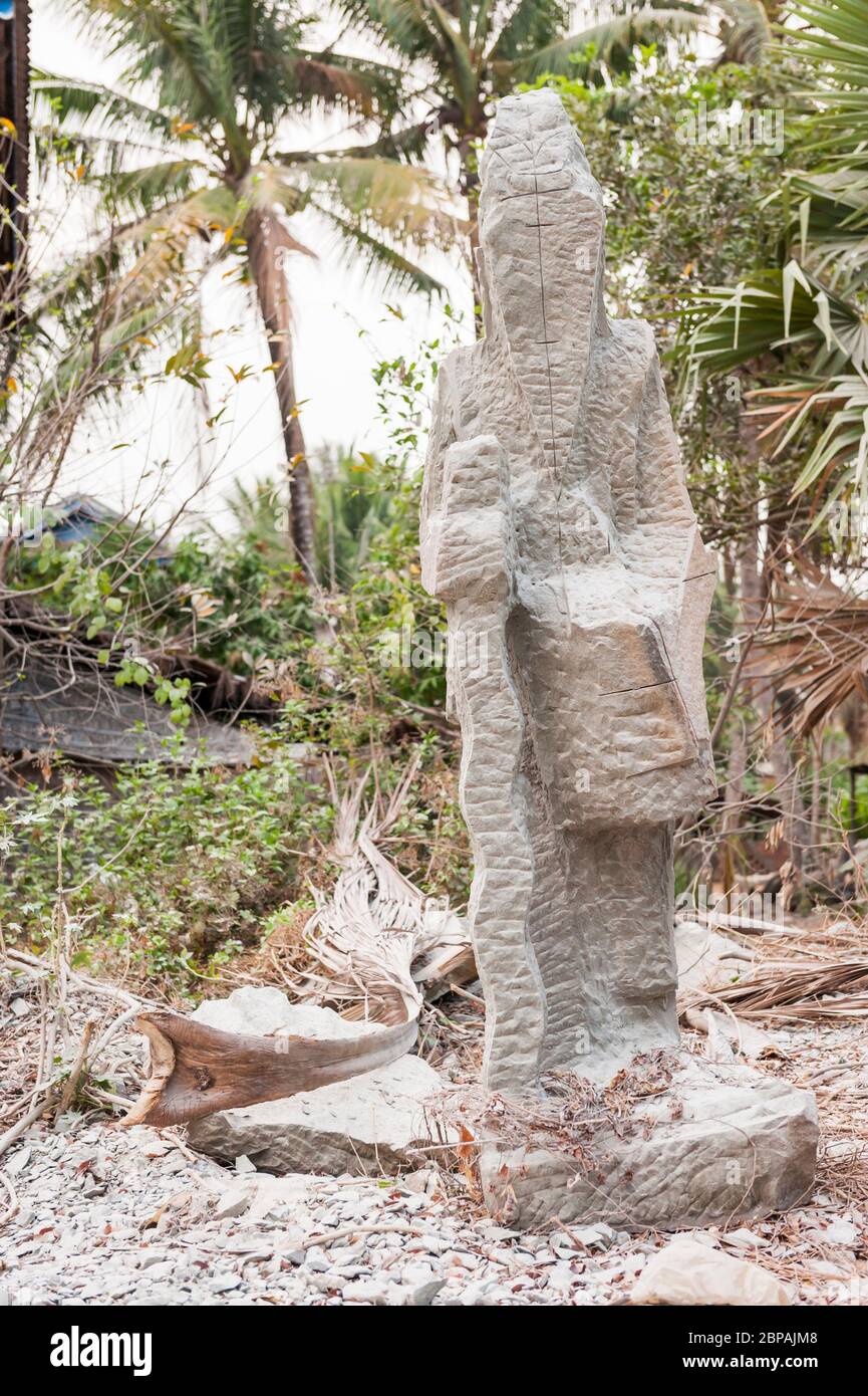 Le début d'une statue de Bouddha sculptée par des artistes locaux dans le village d'usine de sculpture de Bouddha de Kakaoh. Province de Battambang, Cambodge Banque D'Images