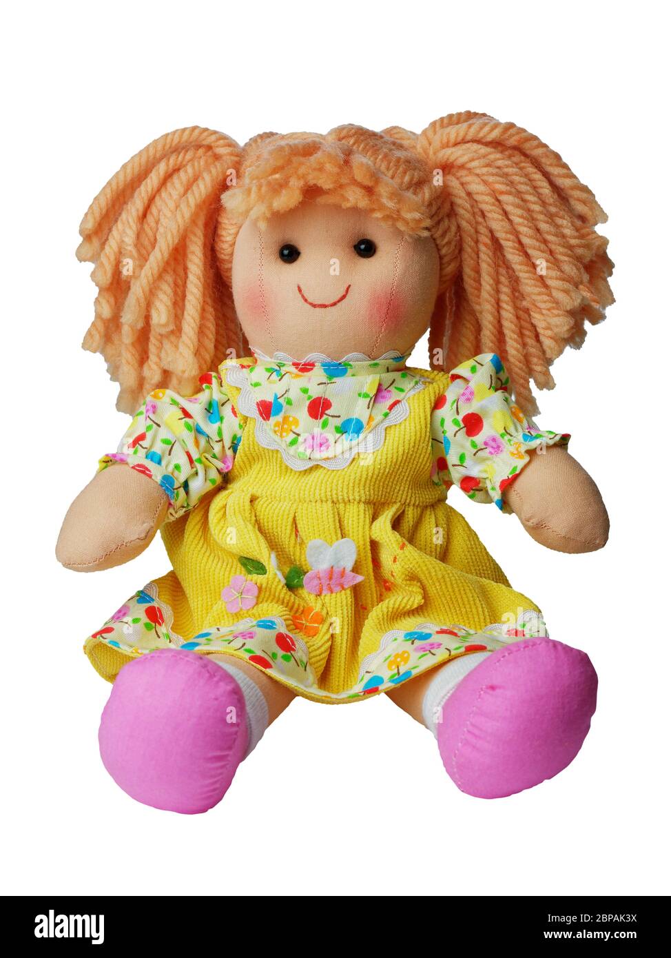Sourire asseyez mignon poupée de chiffon isolé. Banque D'Images