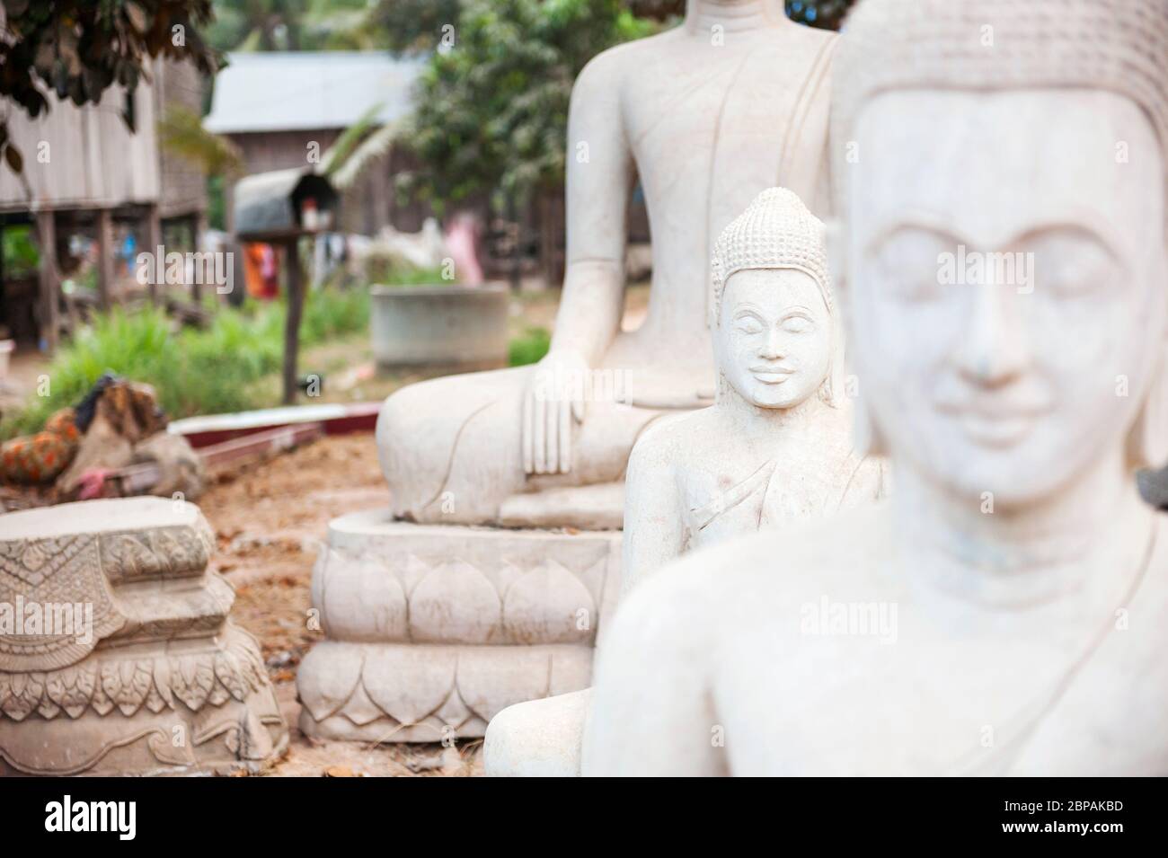 Statues de Bouddha sculptées par des artistes locaux dans le village de l'usine de sculpture de Bouddha de Kakaoh. Province de Battambang, Cambodge Banque D'Images