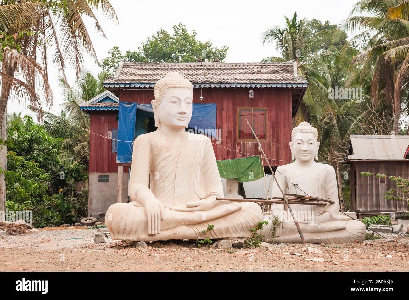 Statues de Bouddha sculptées par des artistes locaux dans le village de l'usine de sculpture de Bouddha de Kakaoh. Province de Battambang, Cambodge Banque D'Images