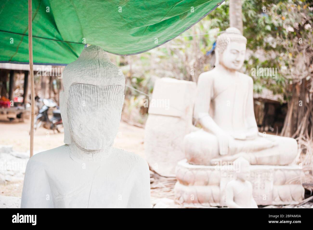 Le début d'une statue de Bouddha, sculptée par des artistes locaux dans le village de l'usine de sculpture de Bouddha de Kakaoh. Province de Battambang, Cambodge Banque D'Images