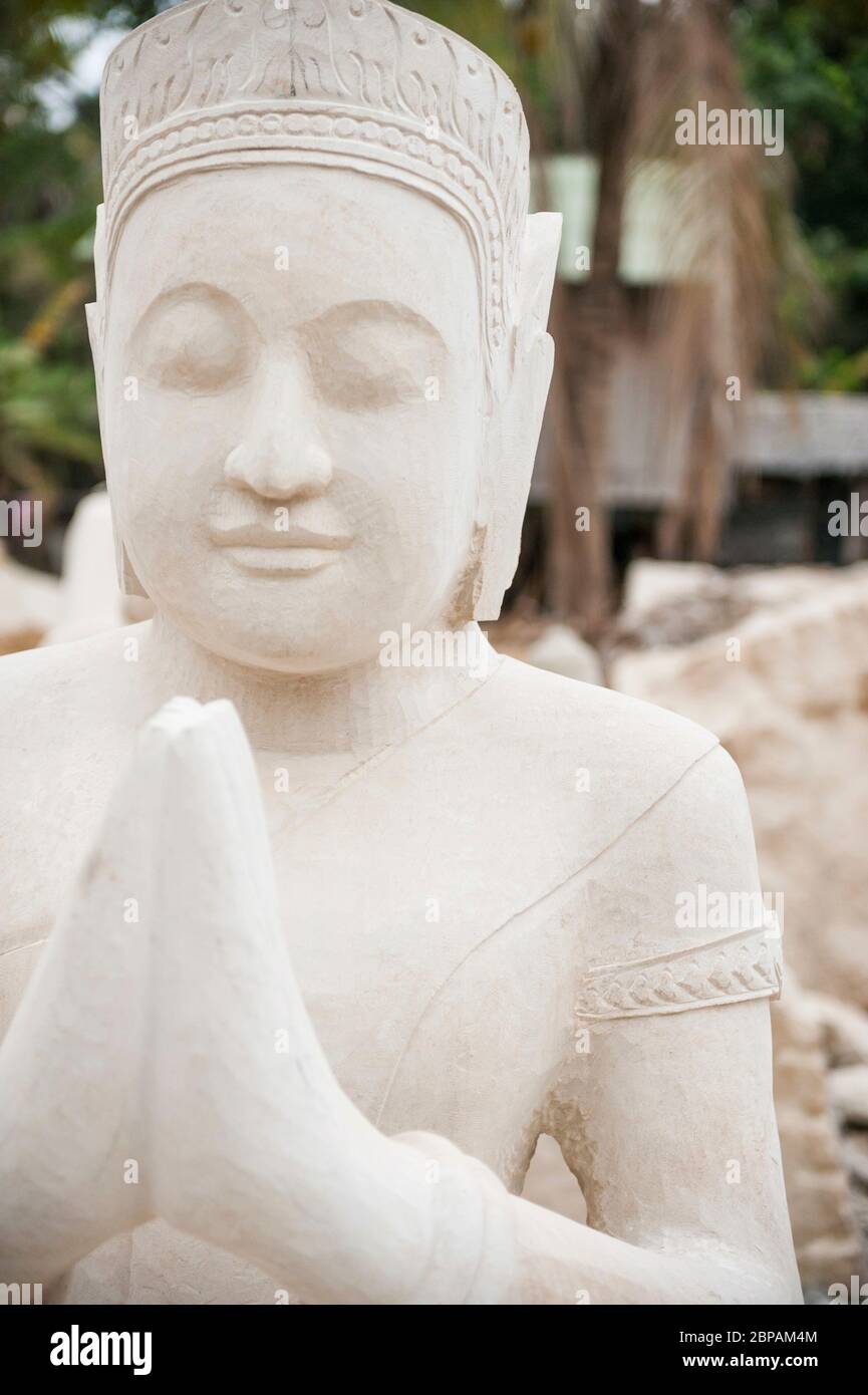 Statue de Bouddha sculptée par des artistes locaux dans le village d'usine de sculpture de Bouddha de Kakaoh. Province de Battambang, Cambodge Banque D'Images