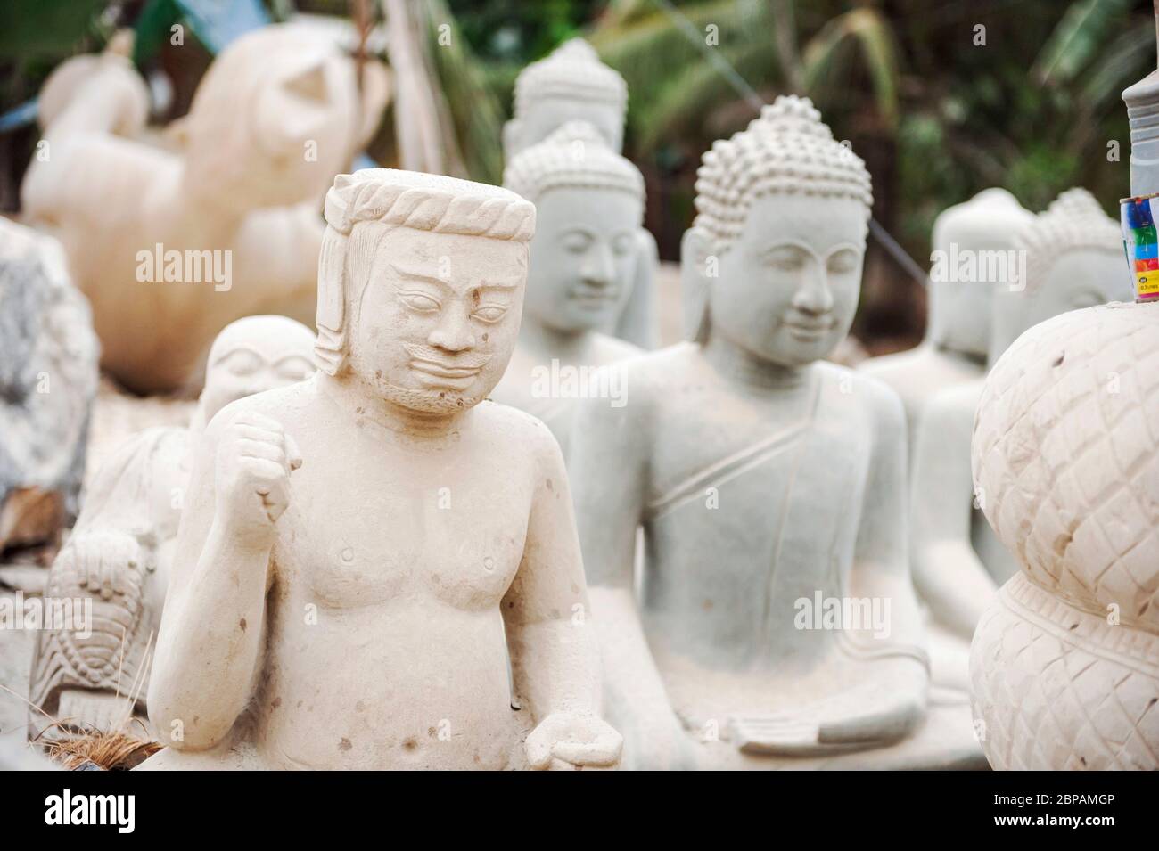 Statues de Bouddha sculptées par des artistes locaux dans le village de l'usine de sculpture de Bouddha de Kakaoh. Province de Battambang, Cambodge Banque D'Images