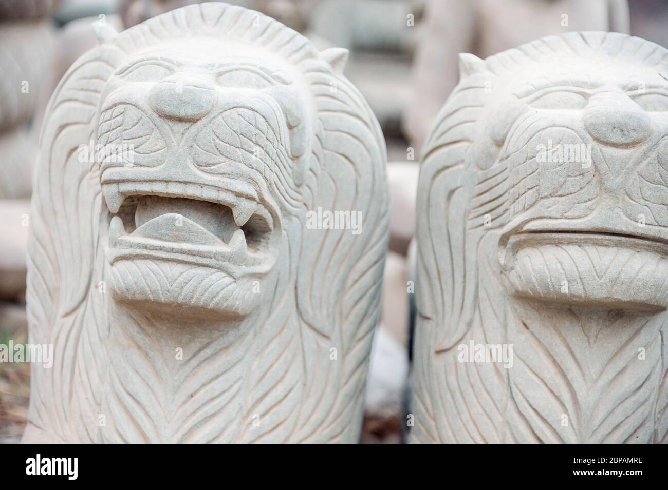Gros plan d'une sculpture de lion par des artistes locaux dans le village de l'usine de sculpture de Bouddha de Kakaoh. Province de Battambang, Cambodge Banque D'Images