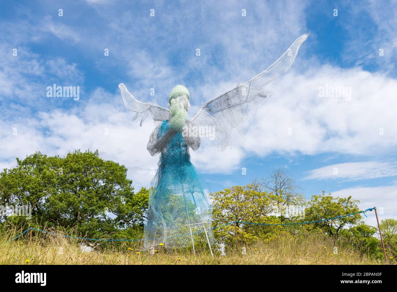 Modèle « Wings and Scrubs » d'un professionnel de santé fabriqué par l'artiste local Luke Perry à partir de fil de poulet et de maille exposés dans Lightwoods Park, Bearwood Banque D'Images