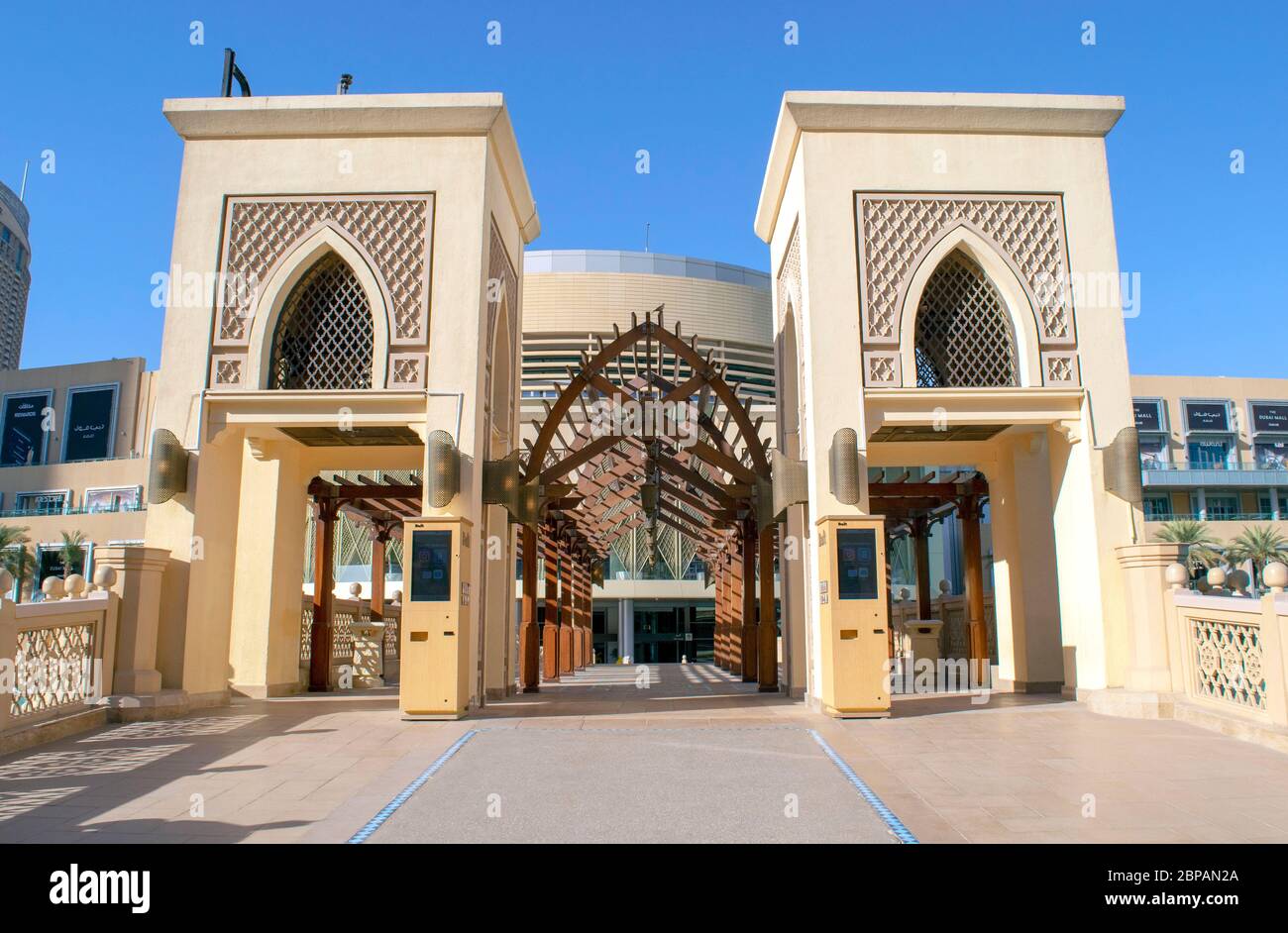 Dubaï / Émirats Arabes Unis - 12 mai 2020 : magnifique pont piétonnier avec un arc en bois reliant Souk al Bahar et le centre commercial de Dubaï. Une célèbre attraction touristique est vide a Banque D'Images