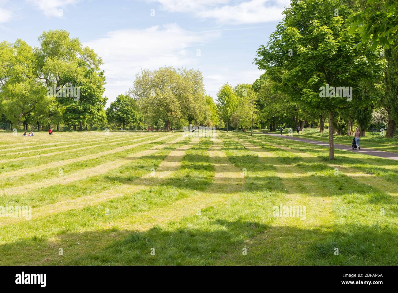 Le conseil municipal de Birmingham a coupé l'herbe en bandes de deux mètres dans les espaces publics pour encourager la distanciation sociale pendant la pandémie de couverture 19 Banque D'Images