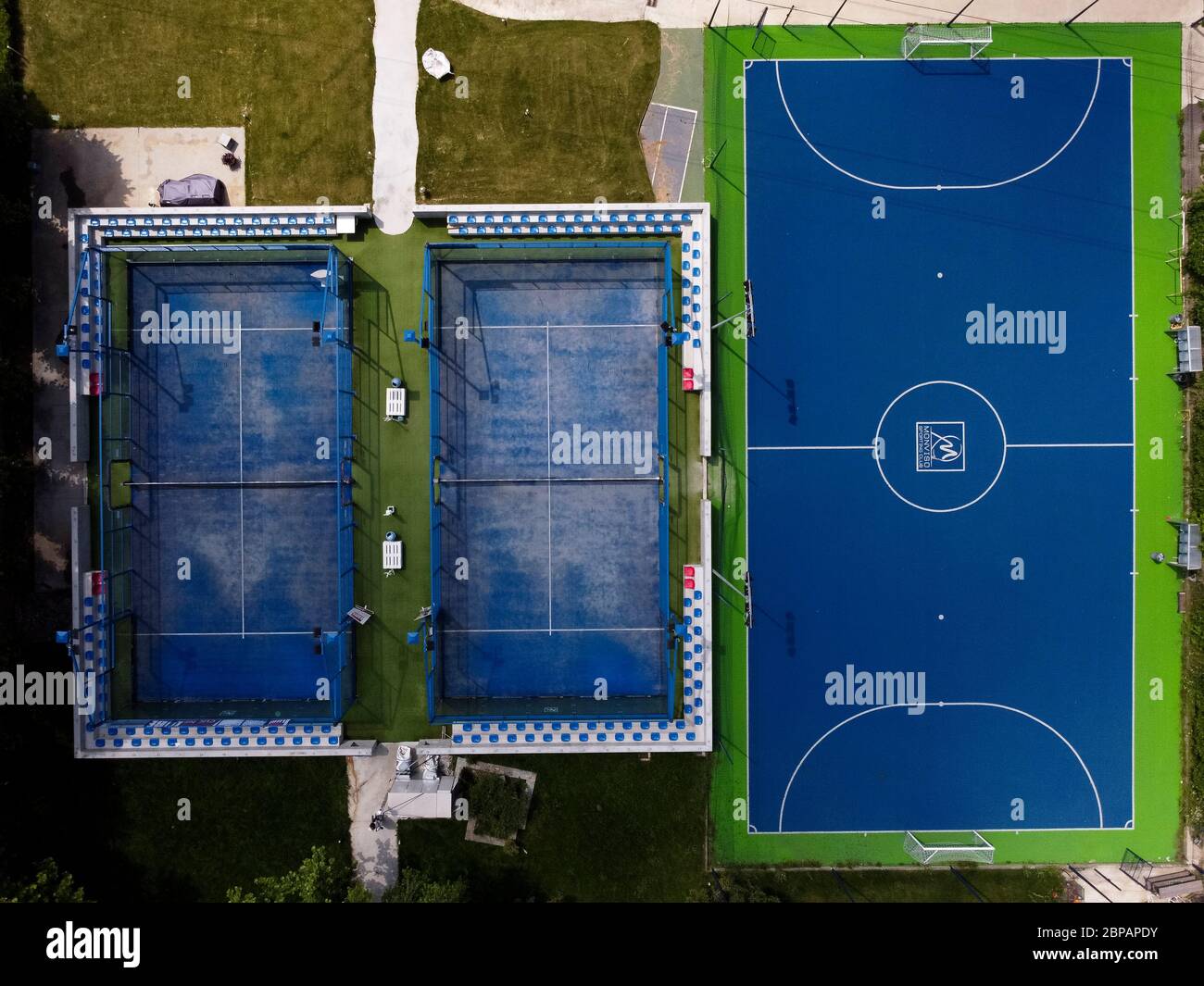 Grugliasco, Italie - 18 mai 2020: (NOTE DE LA RÉDACTION: Image a été créée avec un drone.) Vue aérienne montre un terrain vide de futsal (football à cinq) et deux terrains de padel. Le confinement dû à l'urgence du coronavirus COVID-19 a interdit toutes les activités sportives. Crédit: Nicolò Campo/Alay Live News Banque D'Images