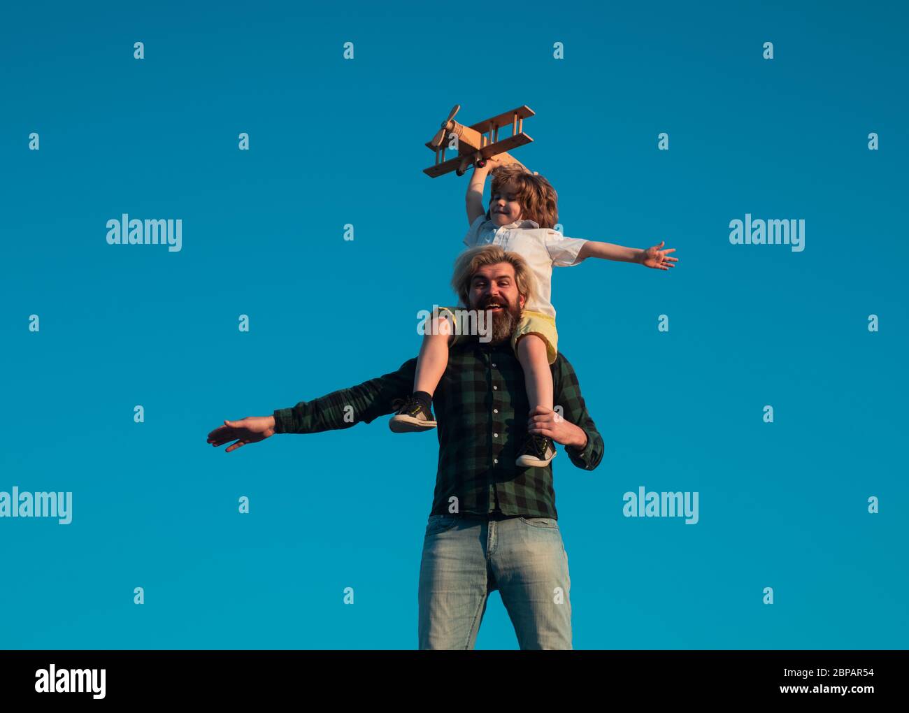 Père et son jeune fils jouant dehors. Réussite et concept de leader enfant. Garçon rêve de devenir pilote Banque D'Images