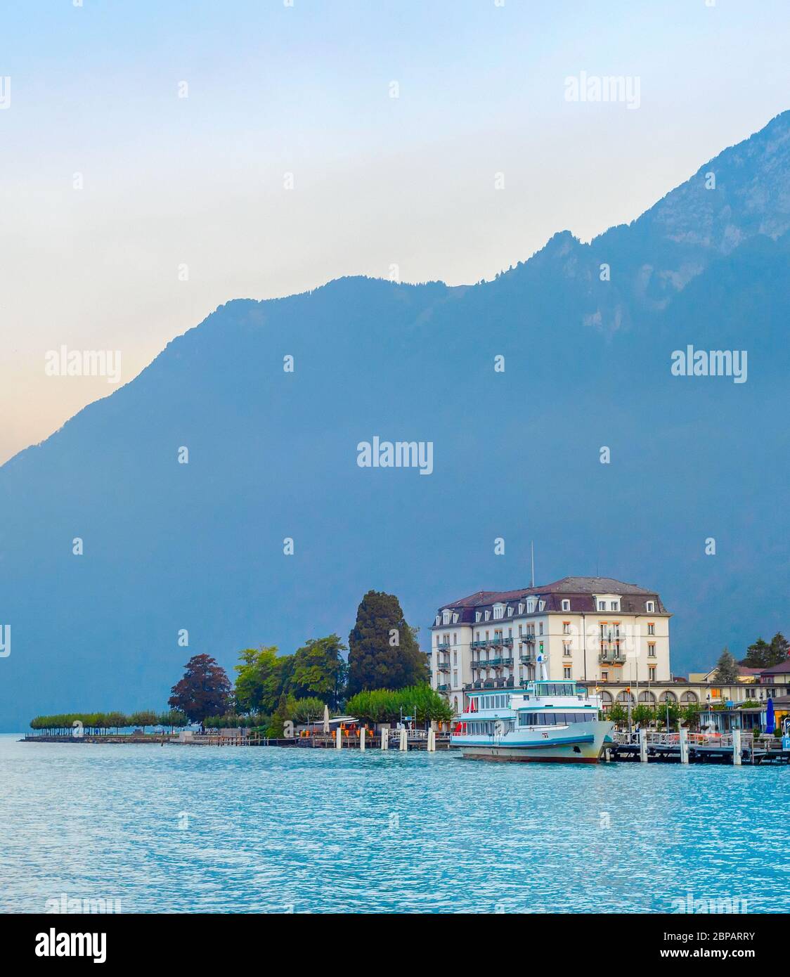 Paysage avec Sunrise resort remblai à Lac de montagne, la location des bateaux touristiques, Autriche Banque D'Images