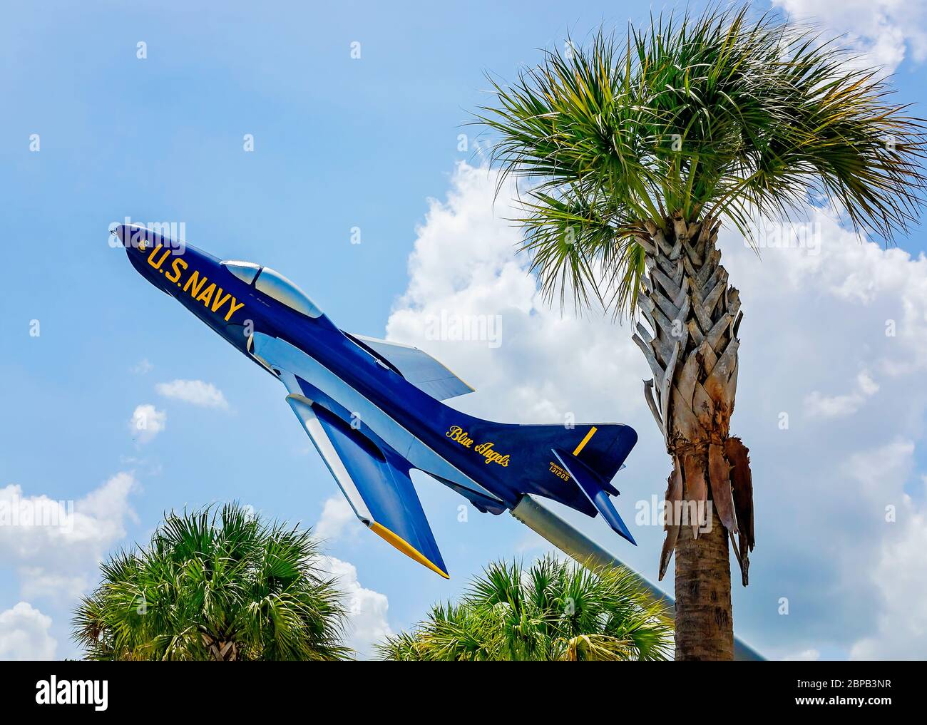 Un avion F-9 Cougar Grumman, l'un des avions de spectacle Blue Angel, accueille les visiteurs au Florida Welcome Center sur l'I-10 à Pensacola, en Floride. Banque D'Images