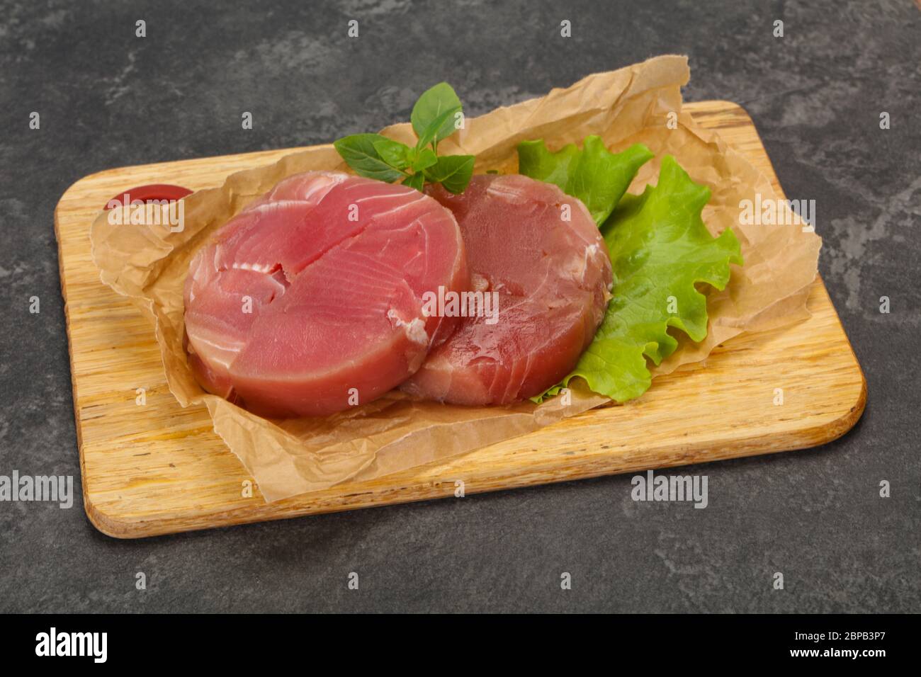 Raw tuna steak ronde prêt pour grill Banque D'Images