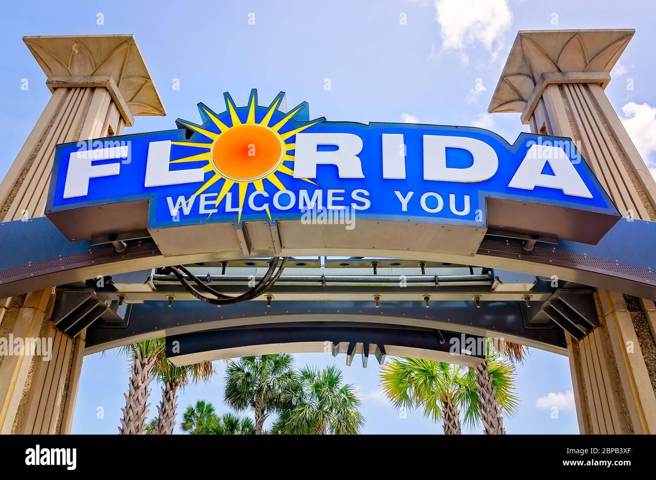 Un panneau de bienvenue en Floride accueille les visiteurs du Florida Welcome Center sur l'Interstate 10, le 16 mai 2020, à Pensacola, en Floride. Banque D'Images