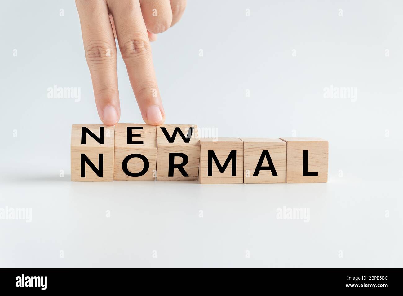 NOUVEAU MOT NORMAL sur cube de l'alphabet en bois. Nouveau concept normal après la pandémie du coronavirus COVID-19. Banque D'Images