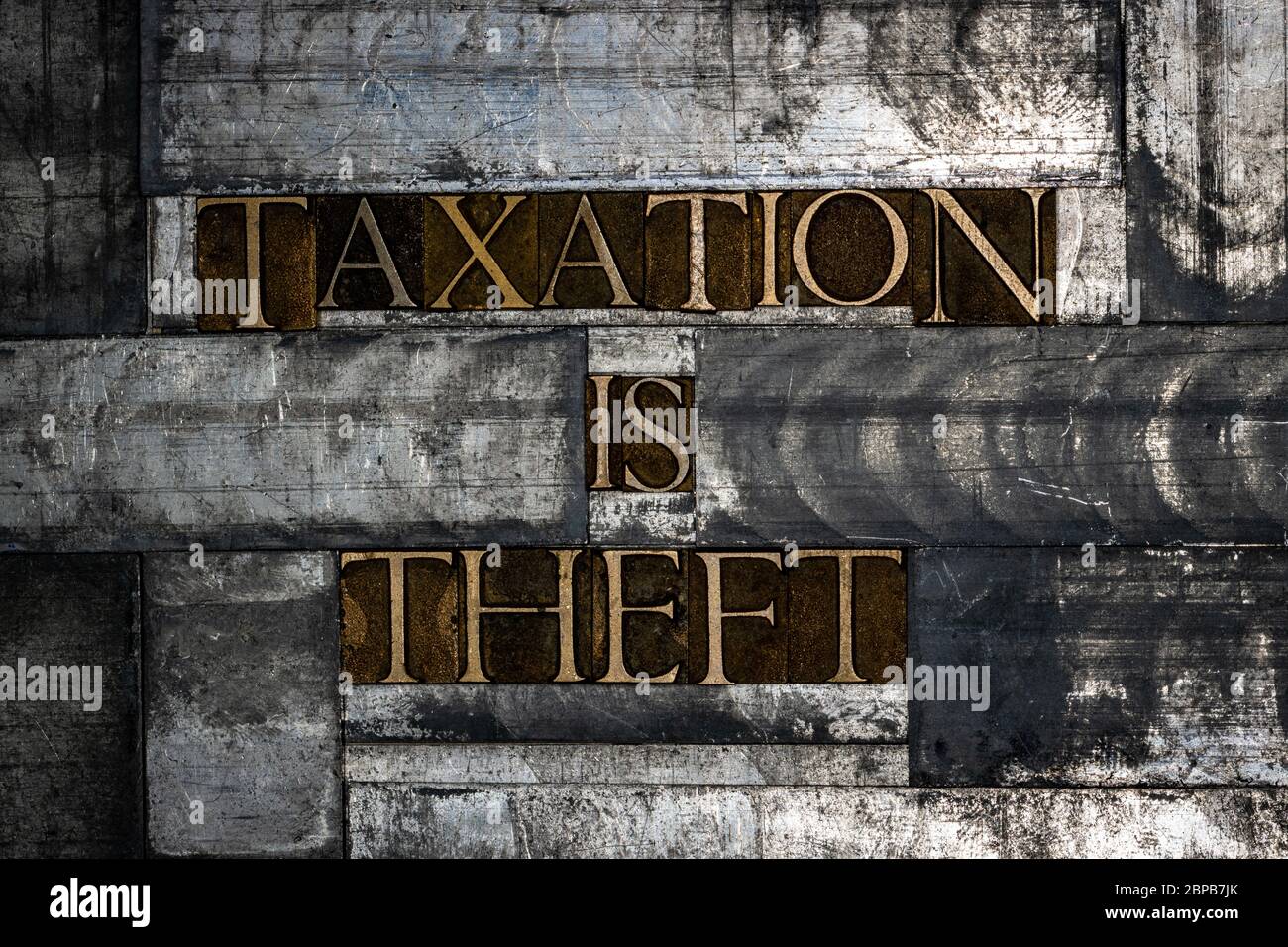 Photo de véritables authentiques lettres de jeu de caractères formant la fiscalité est texte de vol sur fond de cuivre et argent texturé vintage grunge Banque D'Images