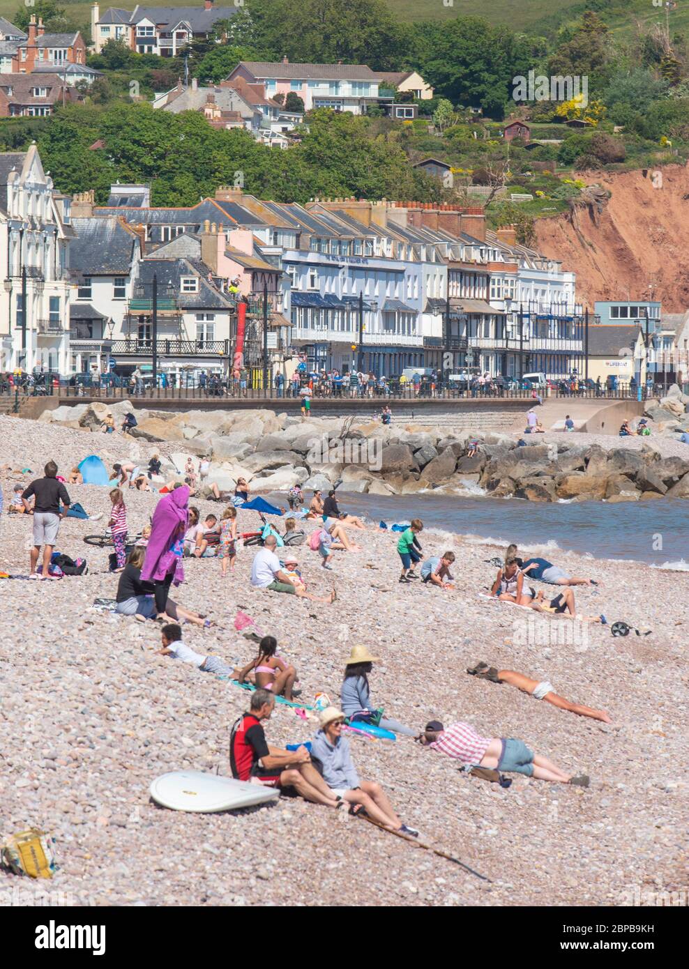 Sidmouth, East Devon, Royaume-Uni. 18 mai 2020. Météo au Royaume-Uni : les familles et les couples apprécient un après-midi chaud et ensoleillé le long de l'esplanade de l'élégante ville de regency de Sidmouth. Les températures vont augmenter encore cette semaine, car la haute pression domine et amène une mini-vague de chaleur dans de nombreuses régions du Royaume-Uni. Crédit : DWR/Alamy Live News Banque D'Images