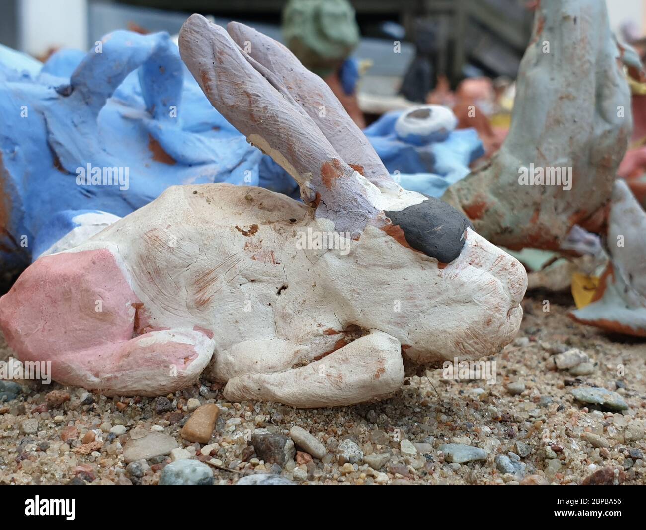 Sculpture de lapin en argile dans le parc Banque D'Images