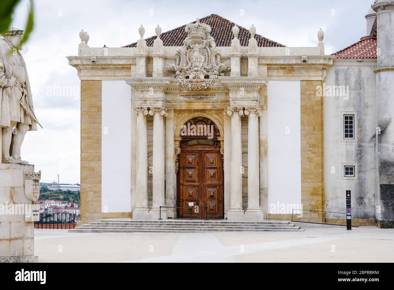 Façade du magnifique bâtiment de la bibliothèque Joanina sur le campus déserté de l'ancienne université de Coimbra, au Portugal. Banque D'Images