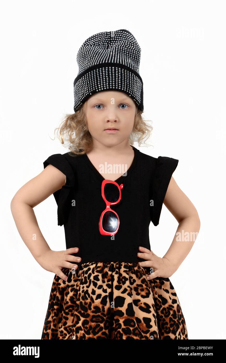 Modele Petite Fille L Enfant Pose Dans Un Chapeau Et Des Lunettes Magnifique Bebe De Cinq Ans Photo Stock Alamy