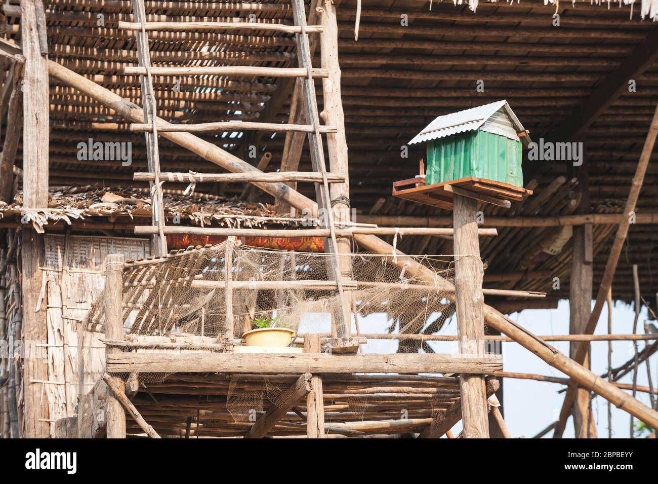 Maison de l'Esprit cambodgien à l'extérieur d'une maison. Kampong Phluk, province de Siem Reap, centre-nord du Cambodge, Asie du Sud-est Banque D'Images
