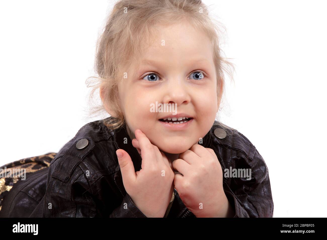 Belle petite fille sur fond blanc. Enfant blond avec yeux bleus. Fille à œil bleu de cinq ans. Banque D'Images