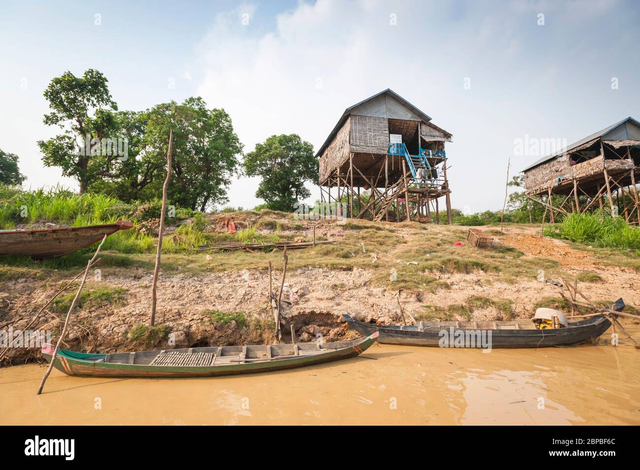 Bateaux sur la rivière et maisons sur pilotis à Kampong Phluk, province de Siem Reap, centre-nord du Cambodge, Asie du Sud-est Banque D'Images