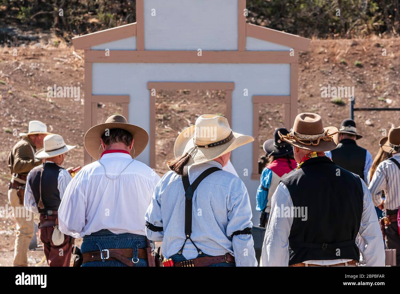 Cowboys, concours de tir, End of Trail Wild West Jubilee, Edgewood, Nouveau-Mexique, États-Unis Banque D'Images