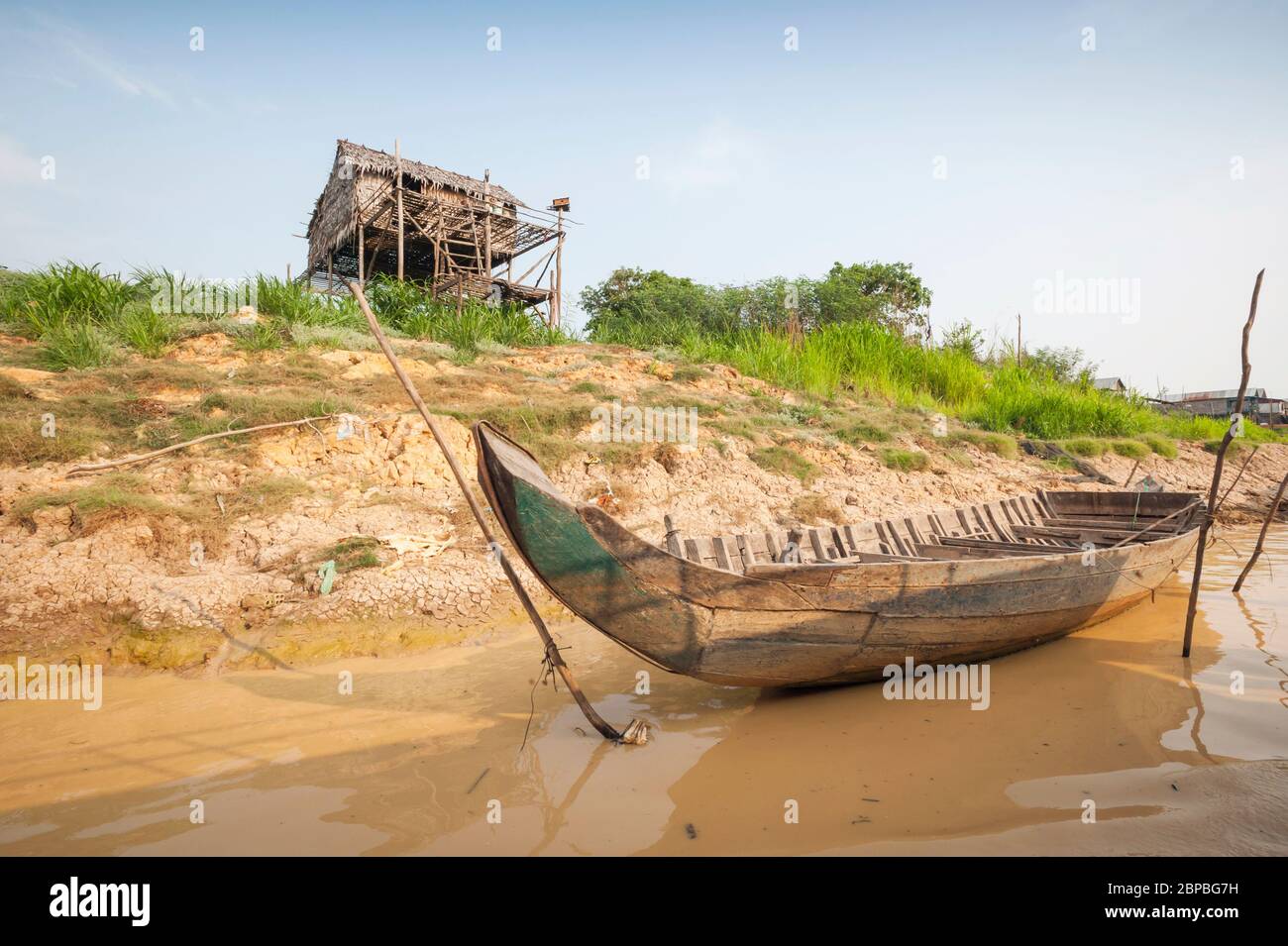 Bateau sur la rivière et une maison sur pilotis à Kampong Phluk, province de Siem Reap, centre-nord du Cambodge, Asie du Sud-est Banque D'Images