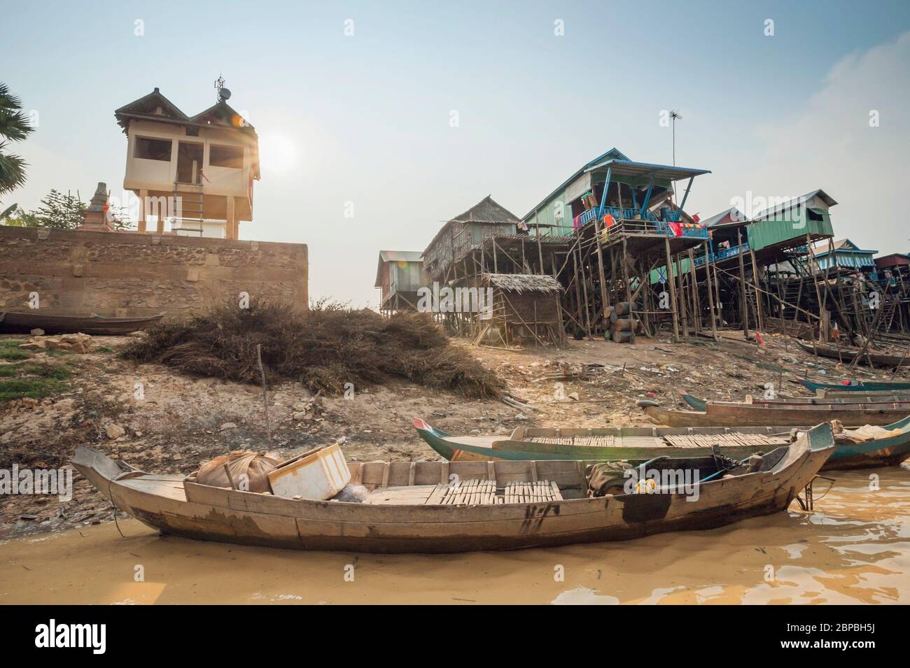 Bateaux sur la rivière et maisons sur pilotis à Kampong Phluk, province de Siem Reap, centre-nord du Cambodge, Asie du Sud-est Banque D'Images