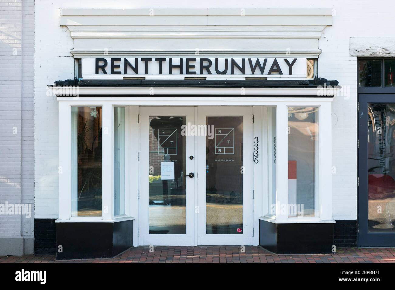 Un logo à l'extérieur d'un magasin de détail Rent the Runway à Washington, D.C., le 9 mai 2020. Banque D'Images