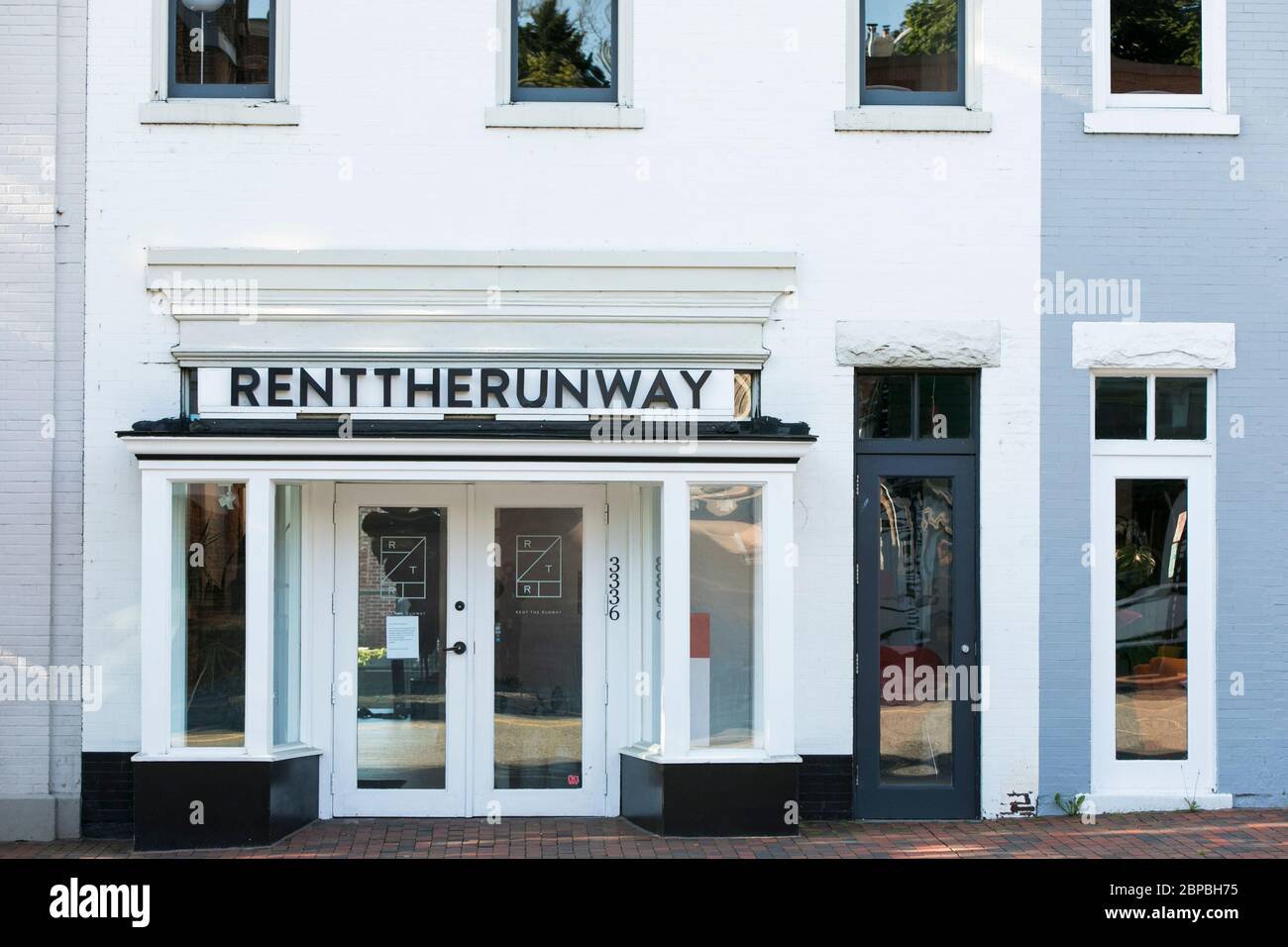 Un logo à l'extérieur d'un magasin de détail Rent the Runway à Washington, D.C., le 9 mai 2020. Banque D'Images